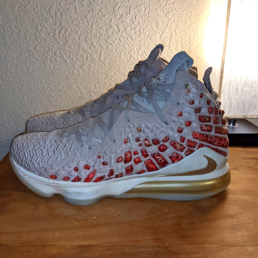 LeBron 17 Harlem Fashion Row Men's Size 10
